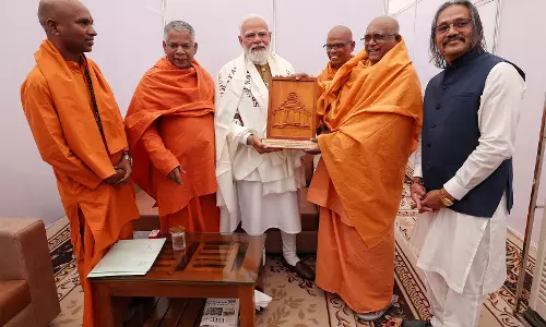 PM मोदी ने शिवगिरि मठ में संतों से की मुलाकात PM मोदी ने शिवगिरि मठ में संतों से की मुलाकात