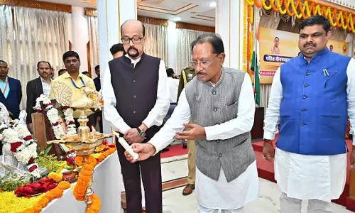 बसंत पंचमी पर लोकभवन में मेधावी छात्रों का किया सम्मान बसंत पंचमी पर लोकभवन में मेधावी छात्रों का किया सम्मान