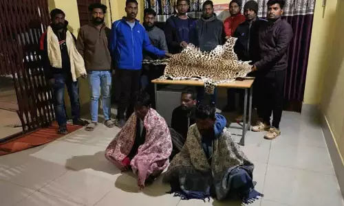 Nabarangpur में 5 लाख रुपये की तेंदुए की खाल ज़ब्त, 3 लोग गिरफ्तार Nabarangpur में 5 लाख रुपये की तेंदुए की खाल ज़ब्त, 3 लोग गिरफ्तार
