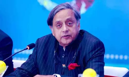 Shashi Tharoor ने मोदी के कार्यक्रम के लिए पार्टी मीटिंग छोड़कर कांग्रेस को चौंका दिया Shashi Tharoor ने मोदी के कार्यक्रम के लिए पार्टी मीटिंग छोड़कर कांग्रेस को चौंका दिया