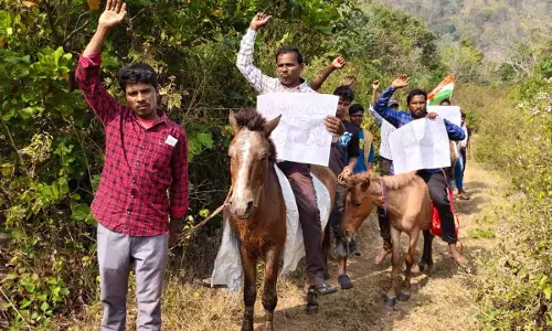 सड़क नहीं तो Vote  नहीं: घोड़ों पर सवार होकर आदिवासियों का अनोखा विरोध