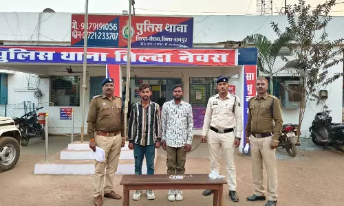 रायपुर में सूने मकान में चोरी करने वाले दो शातिर चोर गिरफ्तार रायपुर में सूने मकान में चोरी करने वाले दो शातिर चोर गिरफ्तार