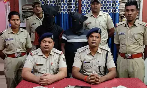 मजदूरों को लूटने के आरोप में दो चोर गिरफ्तार, कोर्ट में पेश किया गया मजदूरों को लूटने के आरोप में दो चोर गिरफ्तार, कोर्ट में पेश किया गया