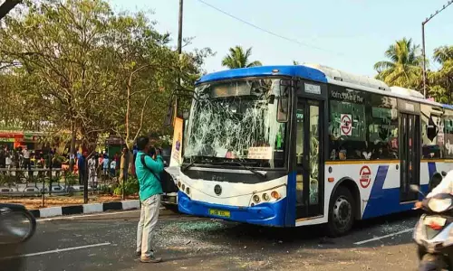 Bhubaneswar में दुर्घटना के बाद अमा बसों में तोड़फोड़ की गई