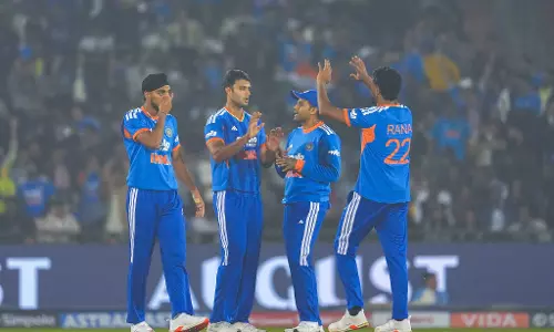 रायपुर T20: न्यूजीलैंड को लगा छठा झटका, आधी टीम सिमटी रायपुर T20: न्यूजीलैंड को लगा छठा झटका, आधी टीम सिमटी