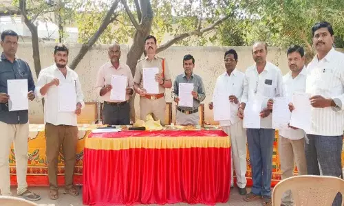 L. Mallesham ने चंदूर नगर पालिका केंद्र में नागरिकों से अपने वोटिंग अधिकार का इस्तेमाल करने का आग्रह किया L. Mallesham ने चंदूर नगर पालिका केंद्र में नागरिकों से अपने वोटिंग अधिकार का इस्तेमाल करने का आग्रह किया