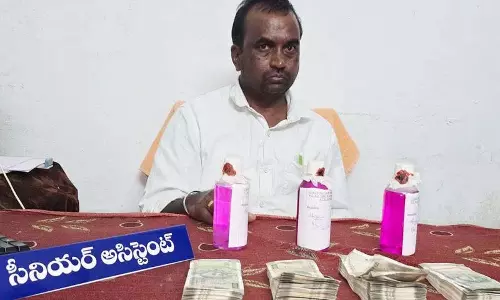 सीनियर असिस्टेंट 2 लाख रुपये की रिश्वत लेते हुए ACB के हत्थे चढ़ा सीनियर असिस्टेंट 2 लाख रुपये की रिश्वत लेते हुए ACB के हत्थे चढ़ा