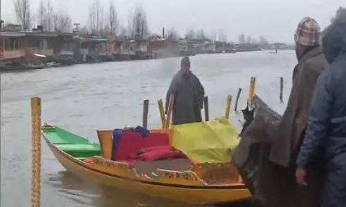 तेज हवाओं ने Srinagar की डल झील में शिकारों को नुकसान पहुंचाया