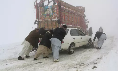 Pakistan: सुरक्षा अभियान के चलते तिराह के नागरिक जानलेवा ठंड में फंसे Pakistan: सुरक्षा अभियान के चलते तिराह के नागरिक जानलेवा ठंड में फंसे