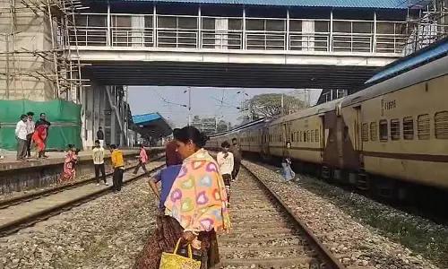 पति सदमे में देखता रह गया जब पत्नी कोलकाता जाने वाली Express Train के नीचे गिर गई पति सदमे में देखता रह गया जब पत्नी कोलकाता जाने वाली Express Train के नीचे गिर गई
