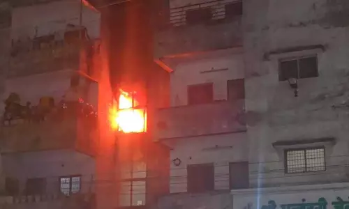 जिला अस्पताल के पास डॉक्टर क्वार्टर में लगी आग, फैली सनसनी जिला अस्पताल के पास डॉक्टर क्वार्टर में लगी आग, फैली सनसनी