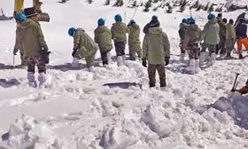 Udhampur: हिमपात से फंसे लोग सुरक्षित, बसंतगढ़ में राहत कार्य जारी Udhampur: हिमपात से फंसे लोग सुरक्षित, बसंतगढ़ में राहत कार्य जारी