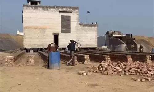 Chandigarh: किसान की स्मार्ट चाल, हाइवे पर खिसकाई कोठी Chandigarh: किसान की स्मार्ट चाल, हाइवे पर खिसकाई कोठी