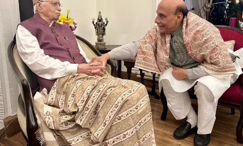 राजनाथ सिंह ने BJP के वरिष्ठ नेता एलके आडवाणी से मुलाकात की और उनके अच्छे स्वास्थ्य की कामना की राजनाथ सिंह ने BJP के वरिष्ठ नेता एलके आडवाणी से मुलाकात की और उनके अच्छे स्वास्थ्य की कामना की