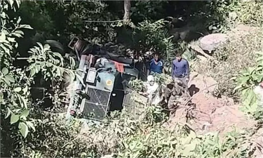 Jammu-Kashmir: गहरी खाई में गिरी सेना की गाड़ी, 10 जवानों की मौत, 7 घायल Jammu-Kashmir: गहरी खाई में गिरी सेना की गाड़ी, 10 जवानों की मौत, 7 घायल