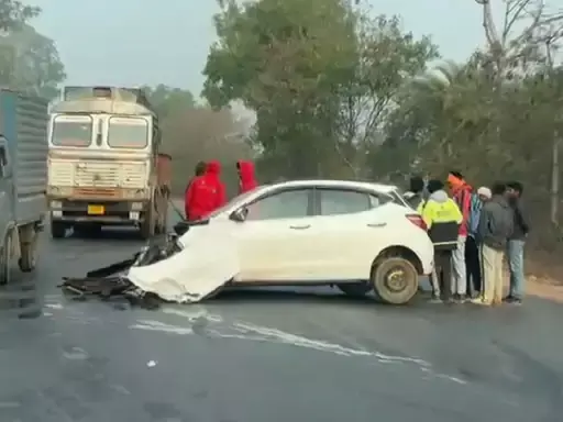 जगदलपुर-रायपुर NH में बड़ा हादसा, कार का इंजन क्षतिग्रस्त जगदलपुर-रायपुर NH में बड़ा हादसा, कार का इंजन क्षतिग्रस्त
