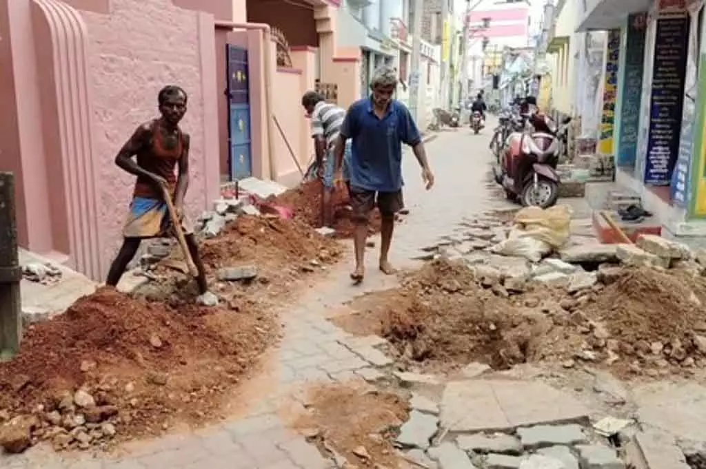 तूफान और मॉनसून की बारिश से सड़कें खराब हुई : CM ने मरम्मत के लिए 1,503 करोड़ मंज़ूर किए तूफान और मॉनसून की बारिश से सड़कें खराब हुई : CM ने मरम्मत के लिए 1,503 करोड़ मंज़ूर किए