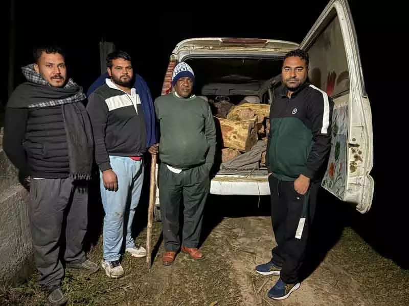 Yamunanagar में अवैध खैर की लकड़ी ले जा रहा वाहन जब्त किया गया Yamunanagar में अवैध खैर की लकड़ी ले जा रहा वाहन जब्त किया गया