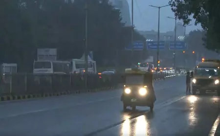 NCR में मौसम का मिजाज बदला, बारिश और तेज हवाओं से ठंड बढ़ी, एक्यूआई में आंशिक सुधार NCR में मौसम का मिजाज बदला, बारिश और तेज हवाओं से ठंड बढ़ी, एक्यूआई में आंशिक सुधार