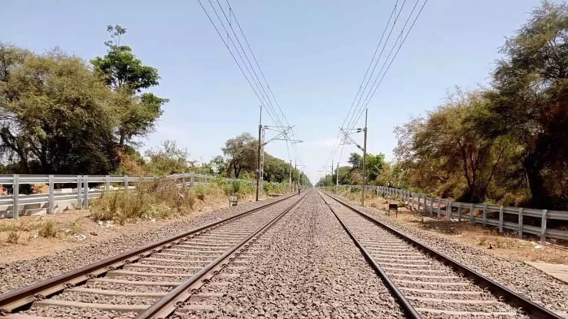 Indore : ट्रेन की स्पीड बढ़ाने के लिए महू से उज्जैन ट्रैक पर बाड़ लगाई जा रही है Indore : ट्रेन की स्पीड बढ़ाने के लिए महू से उज्जैन ट्रैक पर बाड़ लगाई जा रही है