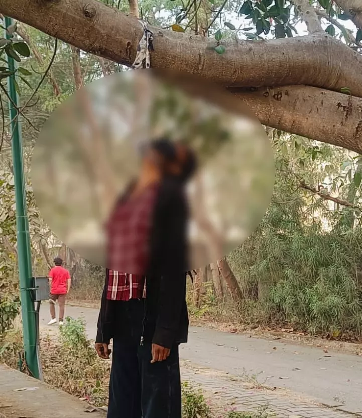 रायपुर में तालाब किनारे पेड़ में लटकी मिली लाश रायपुर में तालाब किनारे पेड़ में लटकी मिली लाश