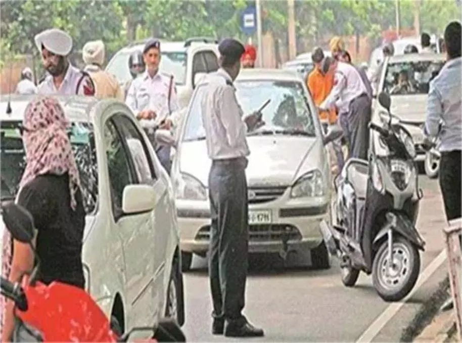 Punjab: स्कूली बसों व अन्य वाहनों पर कार्रवाई Punjab: स्कूली बसों व अन्य वाहनों पर कार्रवाई
