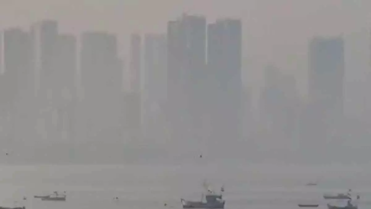 Mumbai : शहर की सुबह घने स्मॉग और बादलों वाले आसमान के साथ हुई Mumbai : शहर की सुबह घने स्मॉग और बादलों वाले आसमान के साथ हुई