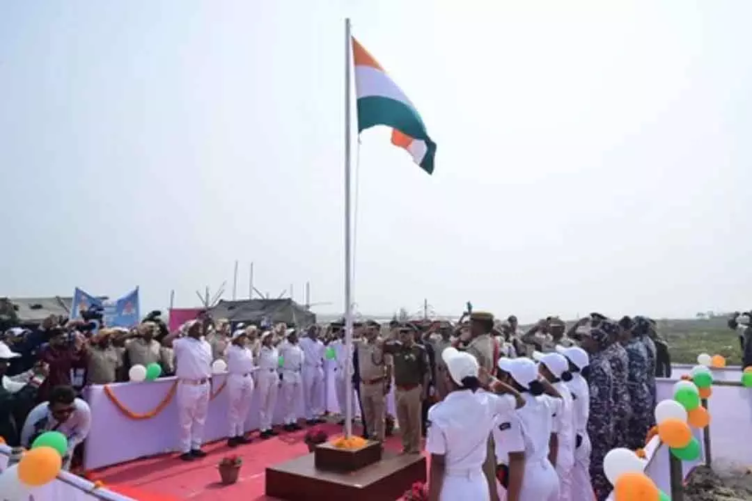Odisha : धामरा पोर्ट के पास एक निर्जन द्वीप पर तिरंगा फहराया गया Odisha : धामरा पोर्ट के पास एक निर्जन द्वीप पर तिरंगा फहराया गया