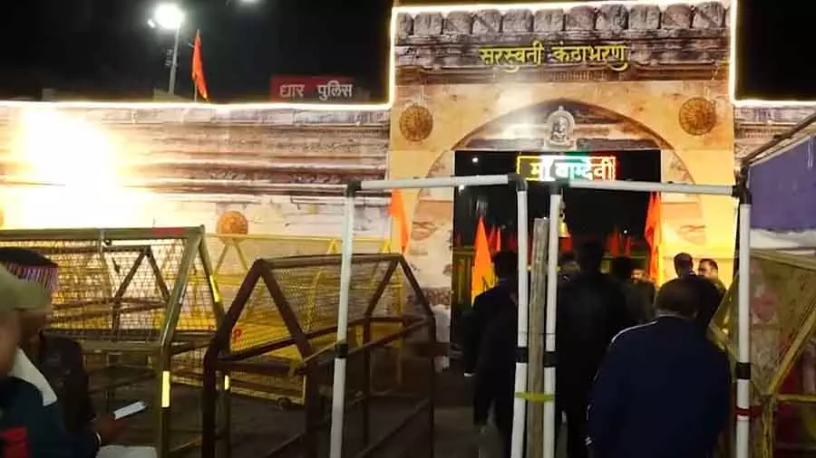 MP के धार में कड़ी सुरक्षा के बीच भोजशाला में बसंत पंचमी की पूजा शुरू हुई MP के धार में कड़ी सुरक्षा के बीच भोजशाला में बसंत पंचमी की पूजा शुरू हुई