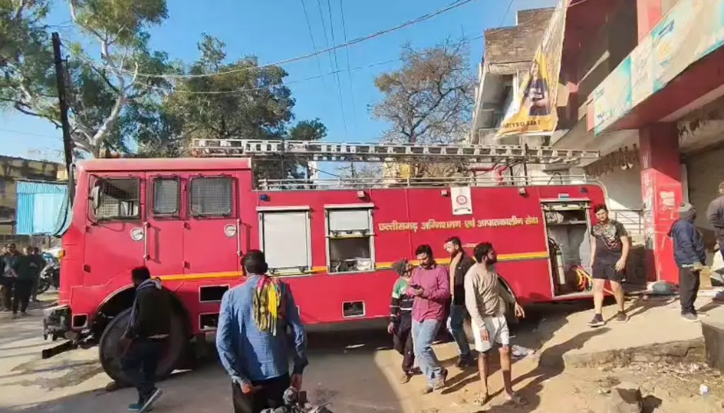 जनरल स्टोर में लगी आग, व्यापारी को लाखों का नुकसान जनरल स्टोर में लगी आग, व्यापारी को लाखों का नुकसान