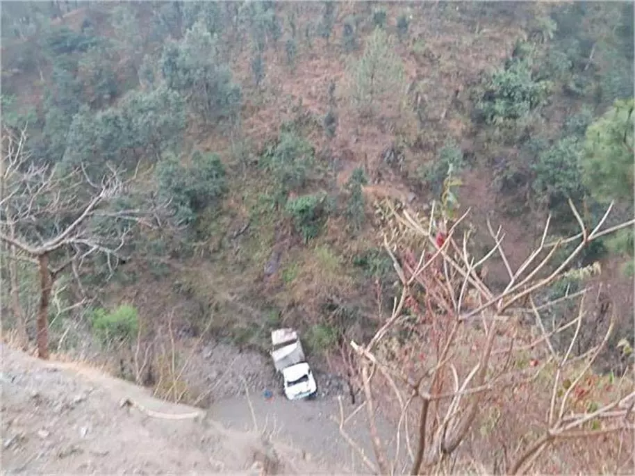 Himachal Pradesh: सड़क चौड़ीकरण के दौरान हादसा, चालक की मौत Himachal Pradesh: सड़क चौड़ीकरण के दौरान हादसा, चालक की मौत