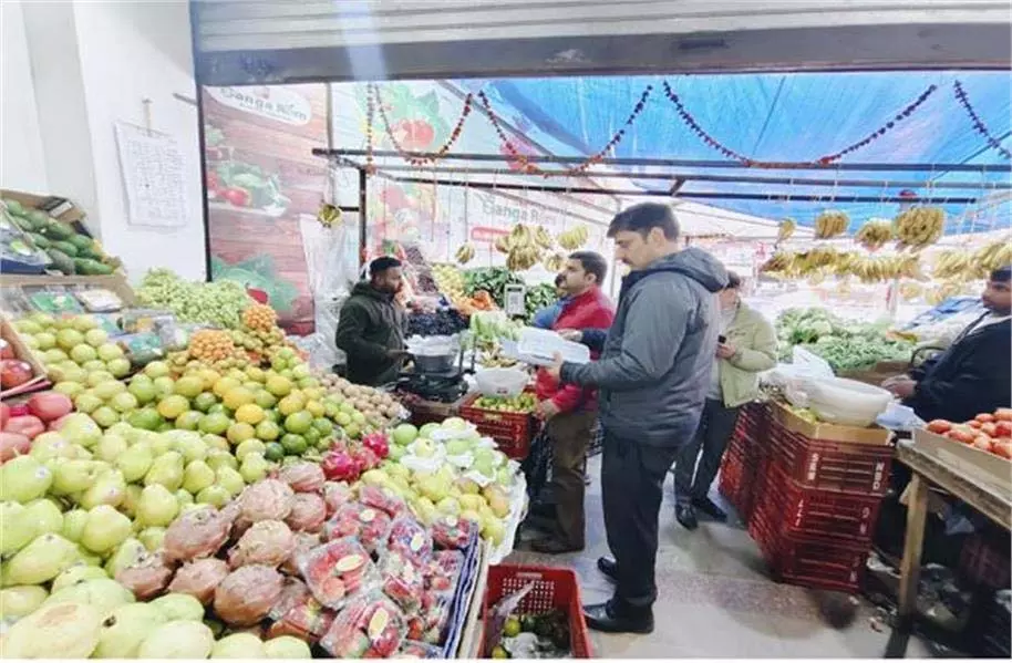 Himachal Pradesh: अधिक रेट वसूलने पर 346 किलो फल व सब्जियां जब्त Himachal Pradesh: अधिक रेट वसूलने पर 346 किलो फल व सब्जियां जब्त