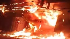 Lakhimpur Kheri: उधार न देने पर दुकान में पेट्रोल डालकर लगाई आग, दुकानदार झुलसा Lakhimpur Kheri: उधार न देने पर दुकान में पेट्रोल डालकर लगाई आग, दुकानदार झुलसा