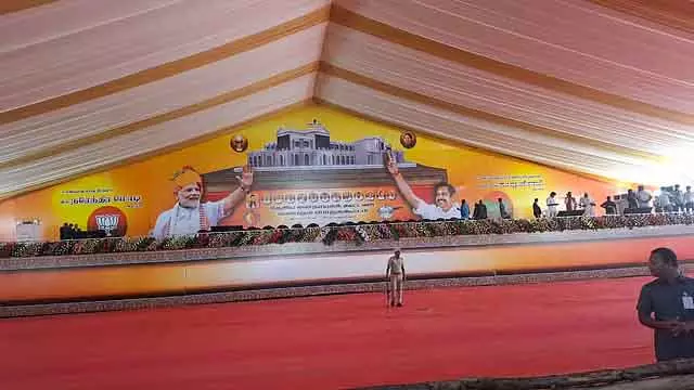Modi जल्द आ रहे हैं: जनसभा का मंच तैयार Modi जल्द आ रहे हैं: जनसभा का मंच तैयार