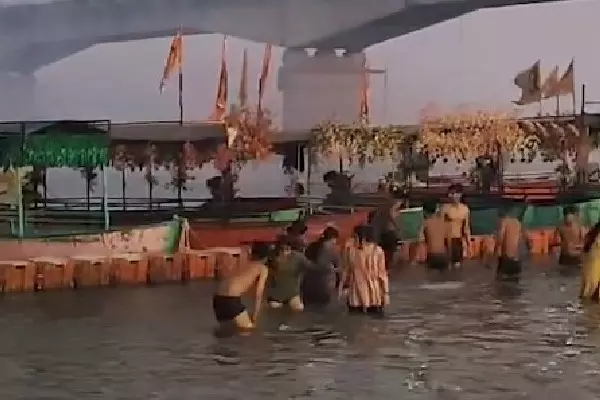 Basant Panchami पर सरयू में आस्था की डुबकी, व्यवस्थाओं की जमकर सराहना Basant Panchami पर सरयू में आस्था की डुबकी, व्यवस्थाओं की जमकर सराहना