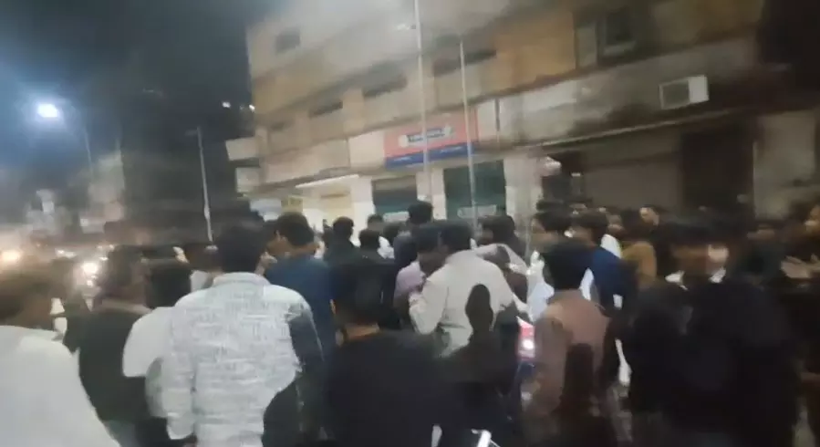 मौदहापारा में दो पक्षों के बीच जमकर विवाद, वीडियो वायरल मौदहापारा में दो पक्षों के बीच जमकर विवाद, वीडियो वायरल
