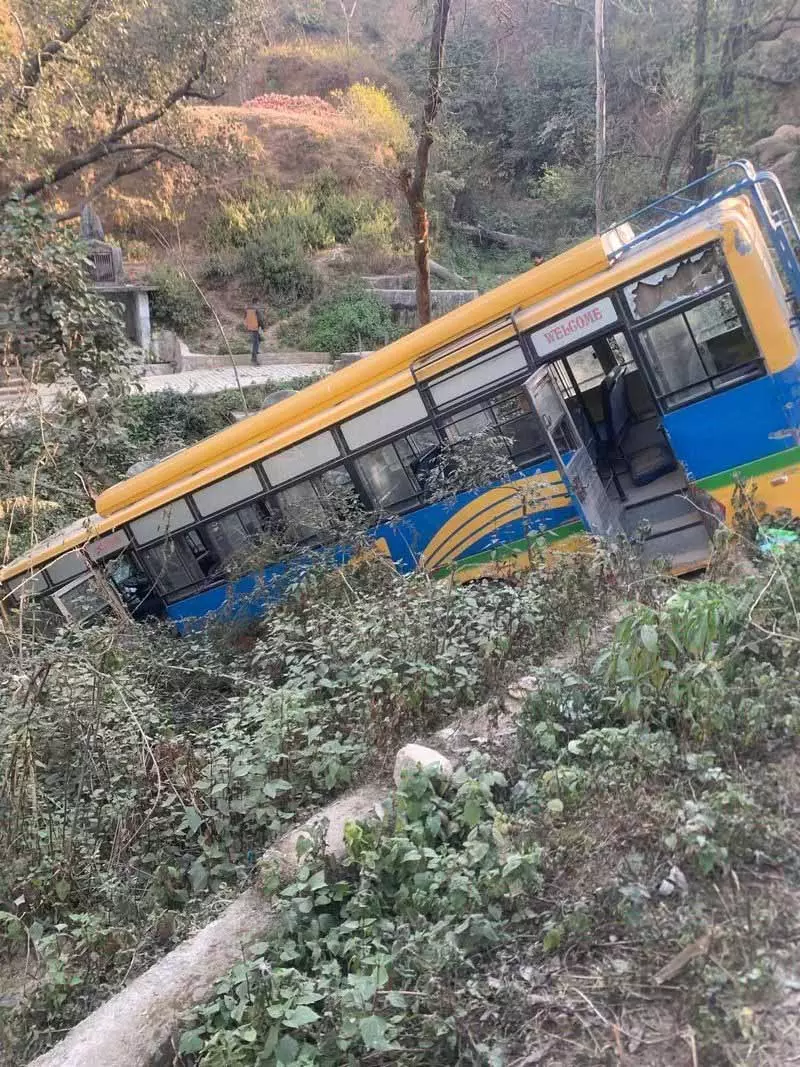 Chamba में पहाड़ी से बस गिरने से 15 लोग मामूली रूप से घायल हो गए Chamba में पहाड़ी से बस गिरने से 15 लोग मामूली रूप से घायल हो गए