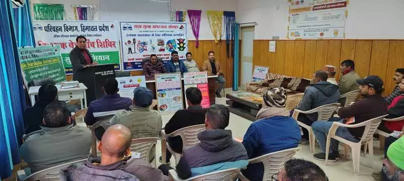 Himachal: चेक-अप कैंप में 52 ड्राइवरों की आंखों की जांच हुई Himachal: चेक-अप कैंप में 52 ड्राइवरों की आंखों की जांच हुई