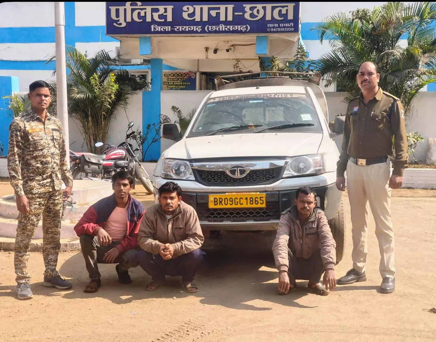 डीजल चोरी गिरोह पर बड़ी कार्रवाई, छोटा टैंकर जब्त, तीन आरोपी गिरफ्तार डीजल चोरी गिरोह पर बड़ी कार्रवाई, छोटा टैंकर जब्त, तीन आरोपी गिरफ्तार
