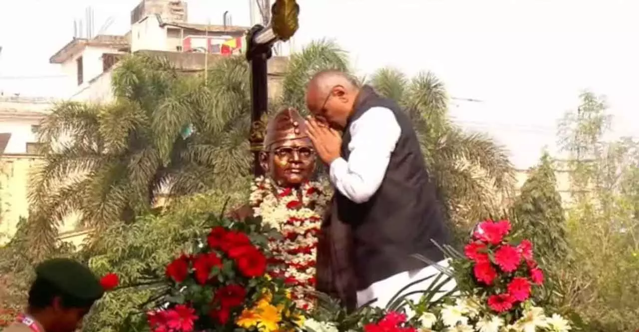 Vice President ने कटक में सुभाष चंद्र बोस के जन्मस्थान पर उन्हें श्रद्धांजलि दी Vice President ने कटक में सुभाष चंद्र बोस के जन्मस्थान पर उन्हें श्रद्धांजलि दी