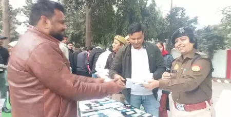 पुलिस ने 238 खोए और चोरी हुए मोबाइल फोन लोगों को वापस किए पुलिस ने 238 खोए और चोरी हुए मोबाइल फोन लोगों को वापस किए