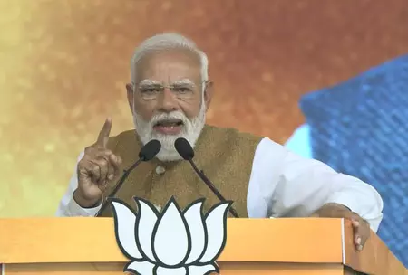 एलडीएफ और यूडीएफ ने केरल को बुनियादी सुविधाओं और बेहतर ढांचे से वंचित रखा: पीएम मोदी एलडीएफ और यूडीएफ ने केरल को बुनियादी सुविधाओं और बेहतर ढांचे से वंचित रखा: पीएम मोदी