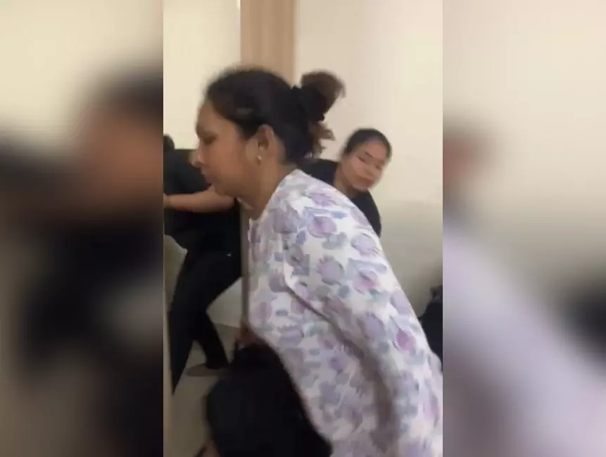 बुकिंग कैंसिल करने से नाराज मसाज थैरेपिस्ट ने की महिला से हाथापाई, वीडियो वायरल बुकिंग कैंसिल करने से नाराज मसाज थैरेपिस्ट ने की महिला से हाथापाई, वीडियो वायरल