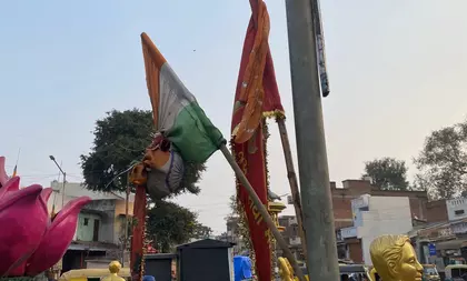 Ahmedabad में विवाद, मूर्तियों पर शराब की बोतलें और तिरंगा लटकाने का मामला Ahmedabad में विवाद, मूर्तियों पर शराब की बोतलें और तिरंगा लटकाने का मामला