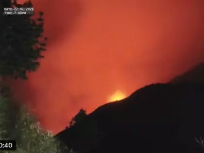 Jammu और कश्मीर: उरी और अन्य इलाकों के ऊपरी हिस्सों में भीषण आग लग गई Jammu और कश्मीर: उरी और अन्य इलाकों के ऊपरी हिस्सों में भीषण आग लग गई