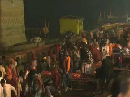 UP: बसंत पंचमी पर कड़ाके की ठंड में श्रद्धालुओं ने सरयू घाट पर स्नान किया UP: बसंत पंचमी पर कड़ाके की ठंड में श्रद्धालुओं ने सरयू घाट पर स्नान किया
