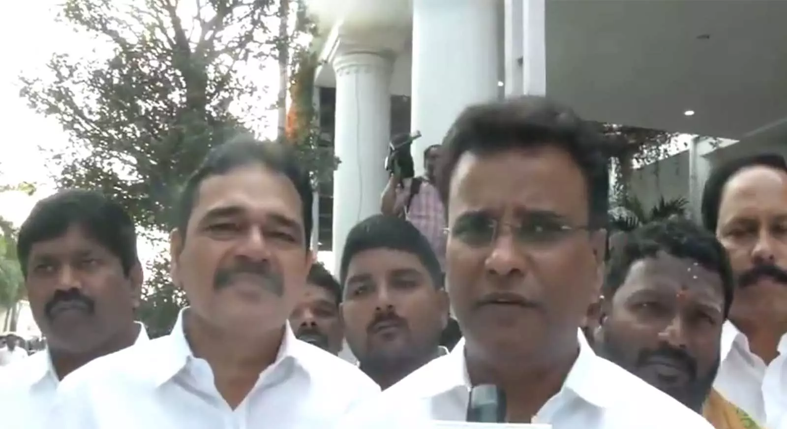 विपक्षी दलों को लगातार निशाना बनाया जा रहा है: BRS विधायक ने तेलंगाना सरकार की आलोचना की विपक्षी दलों को लगातार निशाना बनाया जा रहा है: BRS विधायक ने तेलंगाना सरकार की आलोचना की