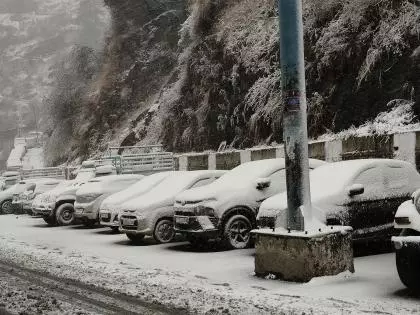 Srinagar एयरपोर्ट पर भारी बर्फबारी के कारण फ्लाइट ऑपरेशन सस्पेंड Srinagar एयरपोर्ट पर भारी बर्फबारी के कारण फ्लाइट ऑपरेशन सस्पेंड