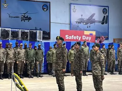 Doda हादसे में मारे गए 10 सेना के जवानों को पुष्पांजलि अर्पित की गई Doda हादसे में मारे गए 10 सेना के जवानों को पुष्पांजलि अर्पित की गई