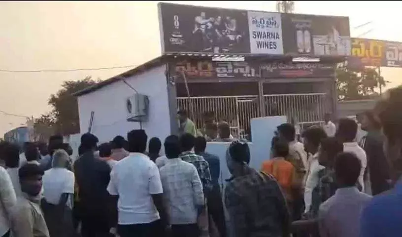 Congress नेताओं ने मुनुगोडु में शराब की दुकान के समय को लेकर तनाव पैदा किया Congress नेताओं ने मुनुगोडु में शराब की दुकान के समय को लेकर तनाव पैदा किया